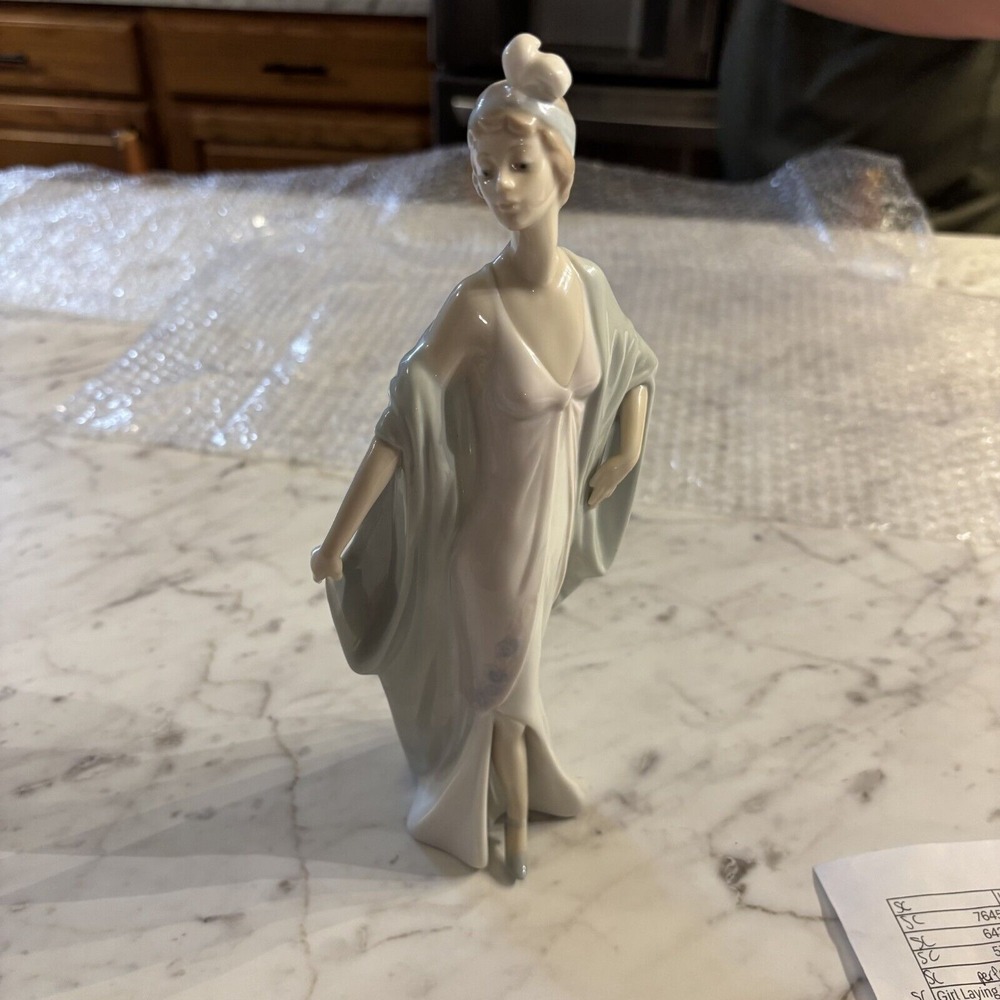 Lladro 5787 Sophisticate Mint Condition!